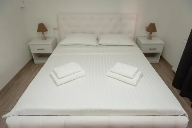 Cameră dublă spre grădină, cu pat matrimonial și lenjerie albă