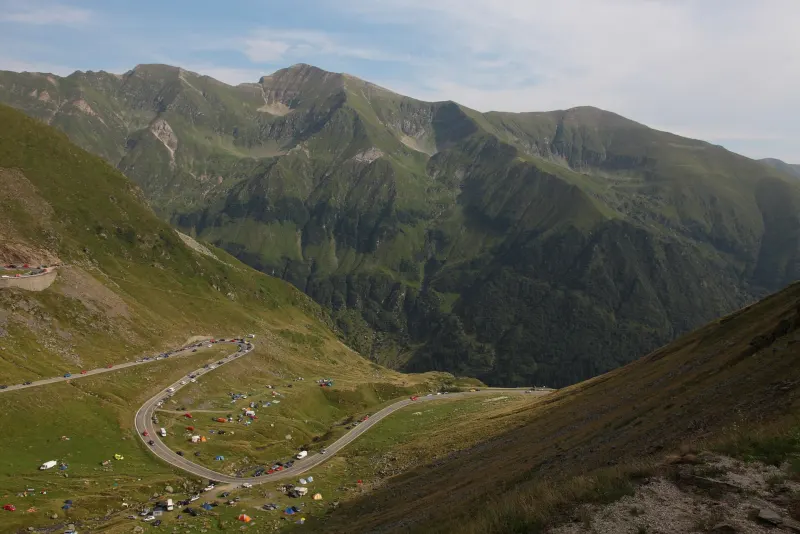 The hairpin bends of the Transfăgărășan between mountains